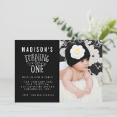 白黒1歳の誕生日フォトカパーソナライズされたード 招待状 (スタンド正面)