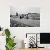 白黒1968オートバイ牽引自転車 ポスター (ホームオフィス)