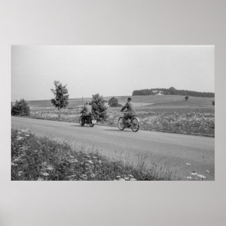 白黒1968オートバイ牽引自転車 ポスター