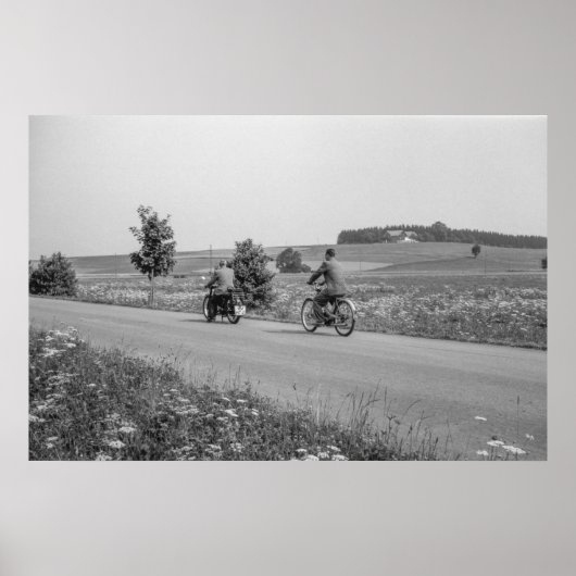 白黒1968オートバイ牽引自転車 ポスター (正面)