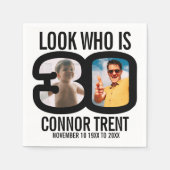 白黒30歳の誕生日2枚の写真は誰か見える スタンダードカクテルナプキン (正面)