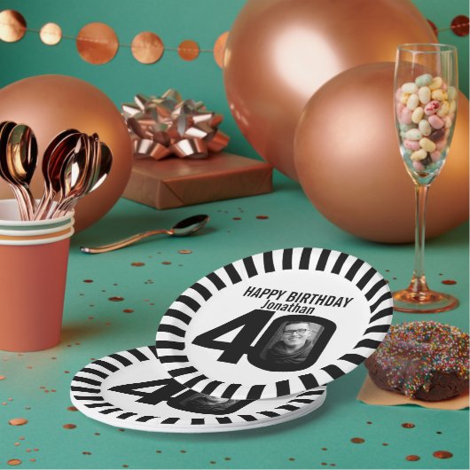 白黒40歳の誕生日の写真とストライプ ペーパープレート (複数)