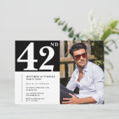 白黒42歳の誕生日招待状写真 招待状 (スタンド正面)