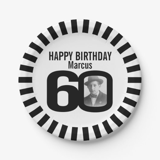 白黒60歳の誕生日の写真とストライプ ペーパープレート (正面)