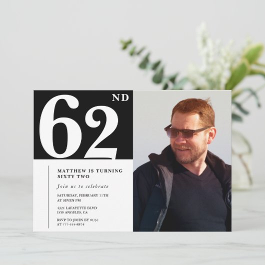 白黒62歳の誕生日招待状写真 招待状 (スタンド正面)