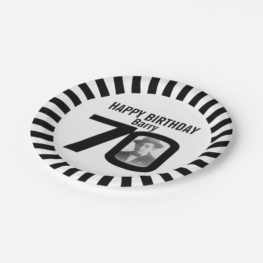 白黒70歳の誕生日の写真とストライプ ペーパープレート (アングル)