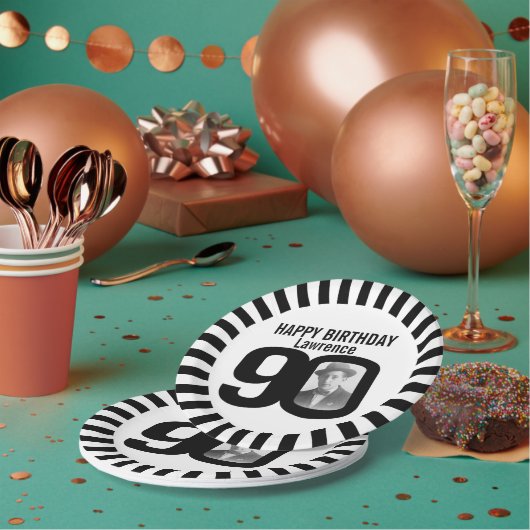 白黒90歳の誕生日の写真とストライプ ペーパープレート (複数)