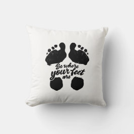 白黒「自分の足の場所」プリント クッション