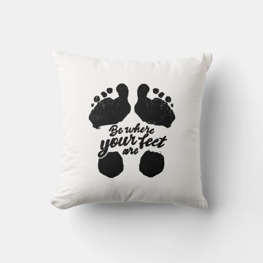 白黒「自分の足の場所」プリント クッション (正面)