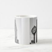 白黒#2のFlatironの建物そして時計 コーヒーマグカップ (中央)