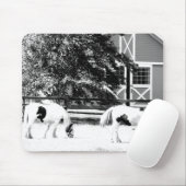 (白黒) mousepを牧草を食べているClydesdaleの馬 マウスパッド (マウス)