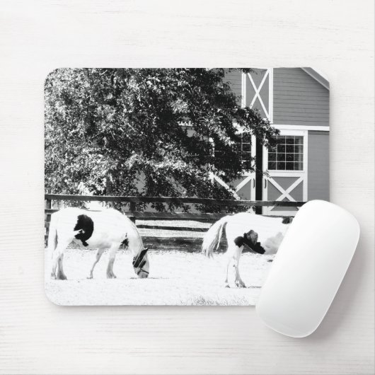 (白黒) mousepを牧草を食べているClydesdaleの馬 マウスパッド (マウス)