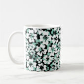 白、ターコイズの花の黒。 コーヒーマグカップ (左)
