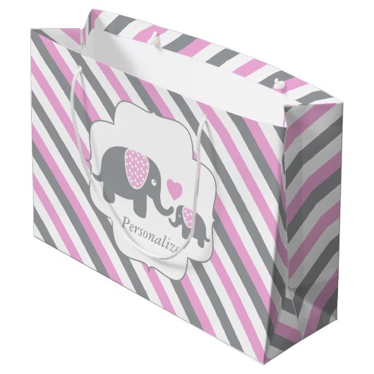 白、ピンク、グレーのゾウストライプズの赤ちゃんシャワー ラージペーパーバッグ (裏面アングル)