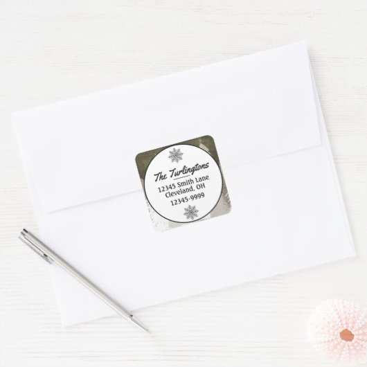 白/灰色の雪に覆われた松の木差出人住所 スクエアシール (封筒)