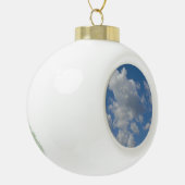 白/灰色の雲と青い空のオーナメント セラミックボールオーナメント (左)