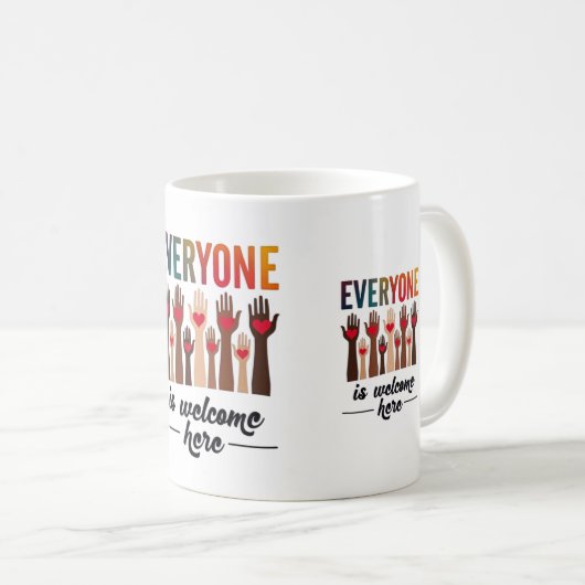 皆さん歓迎 – USA Diversity & Unity コーヒーマグカップ (正面右)