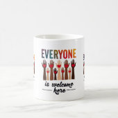 皆さん歓迎 – USA Diversity & Unity コーヒーマグカップ (中央)