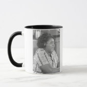 "皆まで自由なだれも放します。" マグカップ (左)