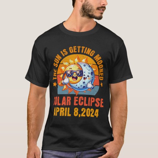 皆既日食太陽のチェイス2024太陽が月を取得している Tシャツ (正面)