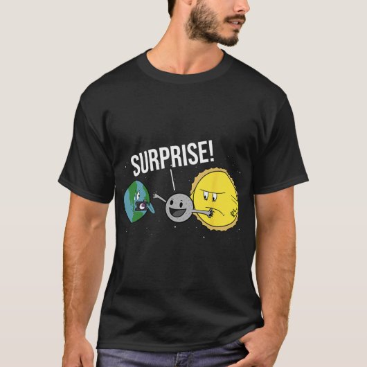 皆既食太陽の2024おもしろい年の月のカバー Tシャツ (正面)