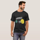 皆既食太陽の2024おもしろい年の月のカバー Tシャツ (正面フル)