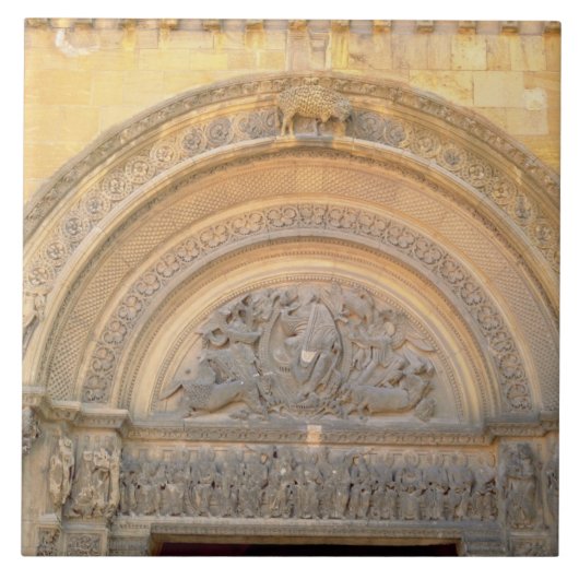 皇族のキリストを描写するポーチのTympanum タイル (正面)