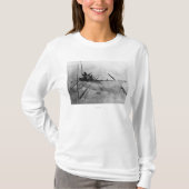 皮となされたボートのエスキモー語はOmiakを呼びました Tシャツ (正面)