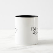 皮肉でミニマルでおもしろいな引用文のマグ ツートーンマグカップ (中央)