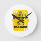 皮肉で分かる愚行アレルギーだ ラウンド壁時計 (正面)