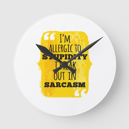 皮肉で分かる愚行アレルギーだ ラウンド壁時計 (正面)
