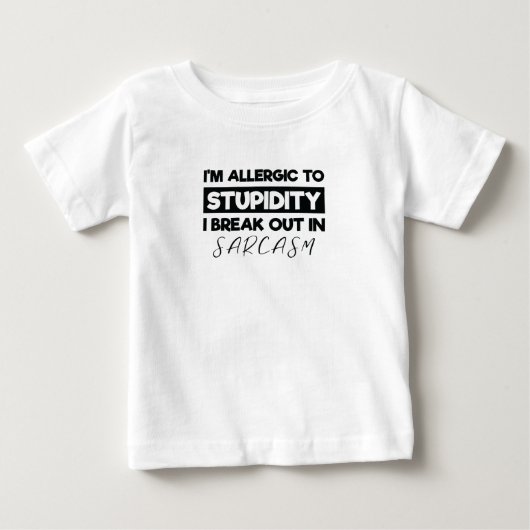 皮肉で頭が鈍いのにアレルギーだ ベビーTシャツ (正面)