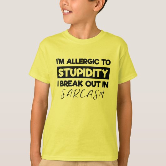 皮肉で頭が鈍いのにアレルギーだ Tシャツ (正面)