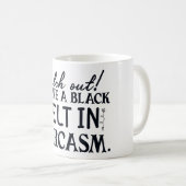 皮肉で黒いベルトを持っている気をつけろおもしろい コーヒーマグカップ (正面右)
