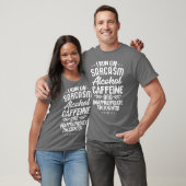 皮肉とアルコールとカフェインで動いている不適切な家 Tシャツ (ユニセックス)
