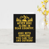 皮肉なおもしろい大人のユーモアアウトドアがハイキングに耐える カード (黄色い花)