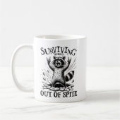 皮肉なアライグマ生き延びが悪意でアウト コーヒーマグカップ (左)