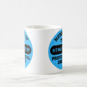 皮肉なコメントをするために専門的に訓練される コーヒーマグカップ (中央)