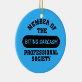 皮肉なコメントをするために専門的に訓練される セラミックオーナメント (右)