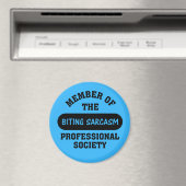 皮肉なコメントを作るために専門的な訓練を受ける マグネット (インサイチュ (食洗機))