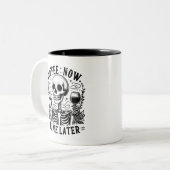 皮肉なスケルトンおもしろいコーヒー ツートーンマグカップ (正面左)