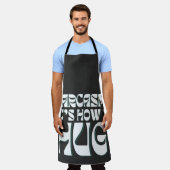 皮肉なユーモアを抱きおもしろい込む エプロン (着用した状態)