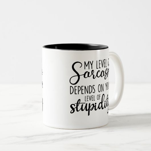 皮肉なユーモア、私の皮肉のレベルは異なる ツートーンマグカップ (正面右)