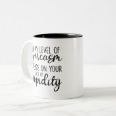 皮肉なユーモア、私の皮肉のレベルは異なる ツートーンマグカップ (正面左)