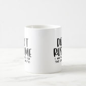 皮肉な作業引用文 – 最後の分を待つ コーヒーマグカップ (中央)