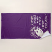 皮肉な句レディースミーム時々私が苦闘する ビーチタオル (正面)