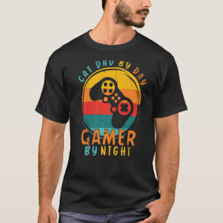皮肉な猫パパ 日中はパパ 夜はゲーマー ゲーマーパパ Tシャツ