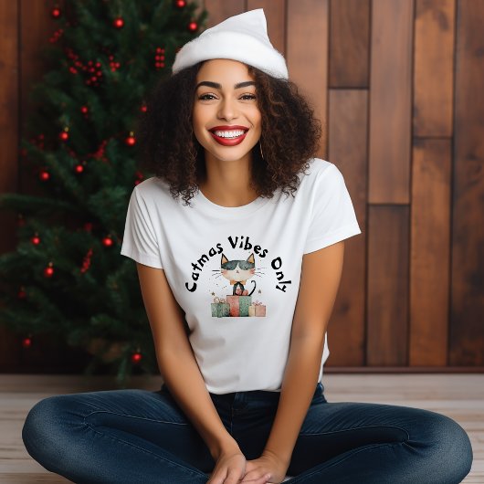 皮肉な猫ママ新年赤Tシャツ Tシャツ