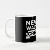 皮肉な皮肉で決して危機を無駄にしない コーヒーマグカップ (左)