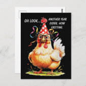 皮肉な誕生日ユーモアと厳しい目をしたニワトリ ポストカード (正面/裏面)